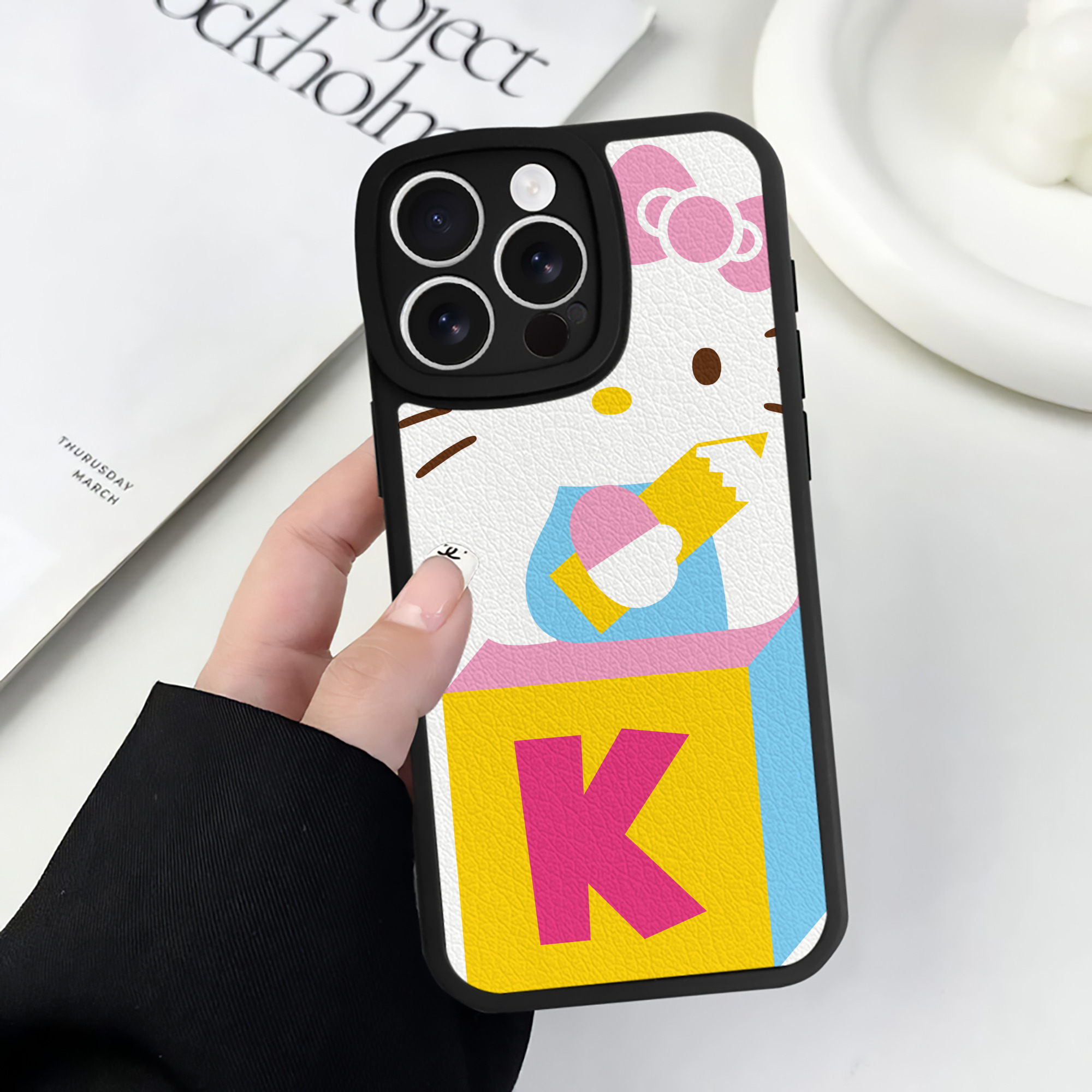 （画像用） Hello Kitty ハローキティ 【iPhone 16シリーズ対応】シリコンスマホケース（レザー調） 材質：シリコン